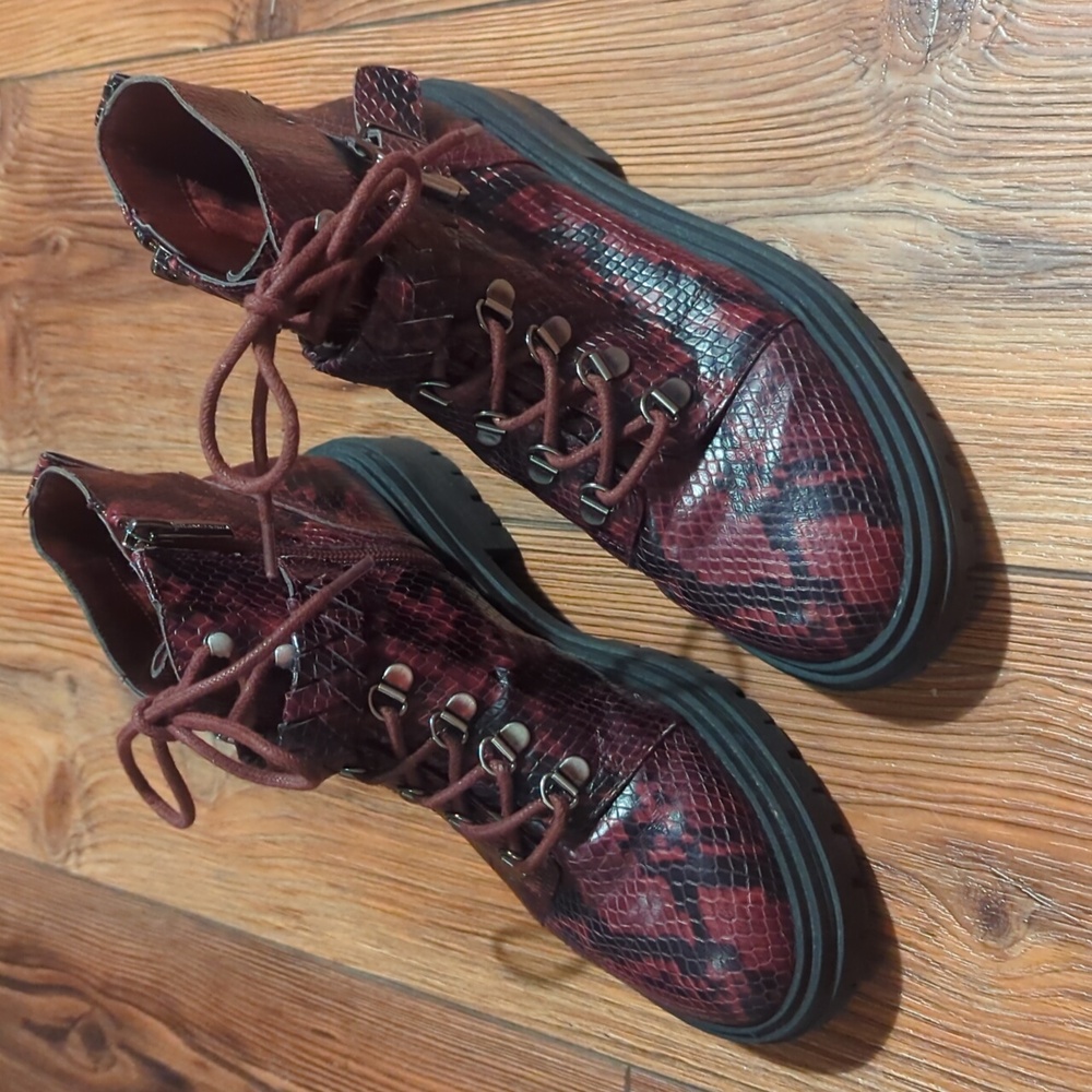 Vince Camuto "Bindelia" red/black snakeskin boots 8